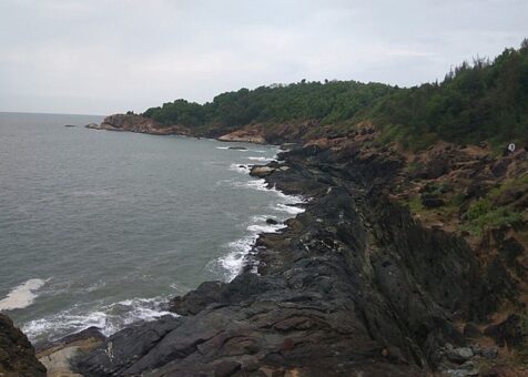 640px-Gokarna_rocks