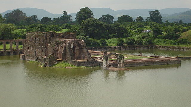 640px-Mandav-Madhya_Pradesh,India