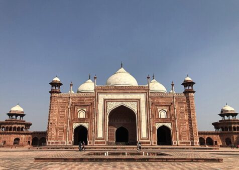 A_mosque_at_Taj_Mahal,_Agra_2