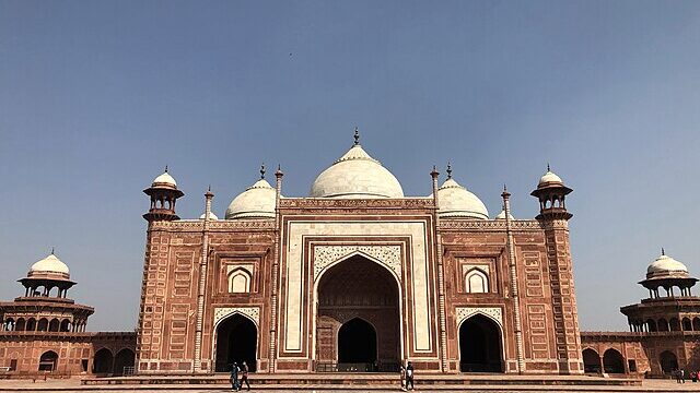 A_mosque_at_Taj_Mahal,_Agra_2