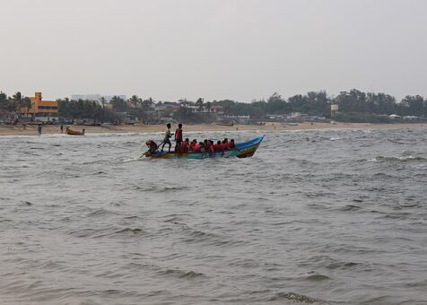 Kovalam_Beach,_Chennai_-_Mid_Sea_Diving